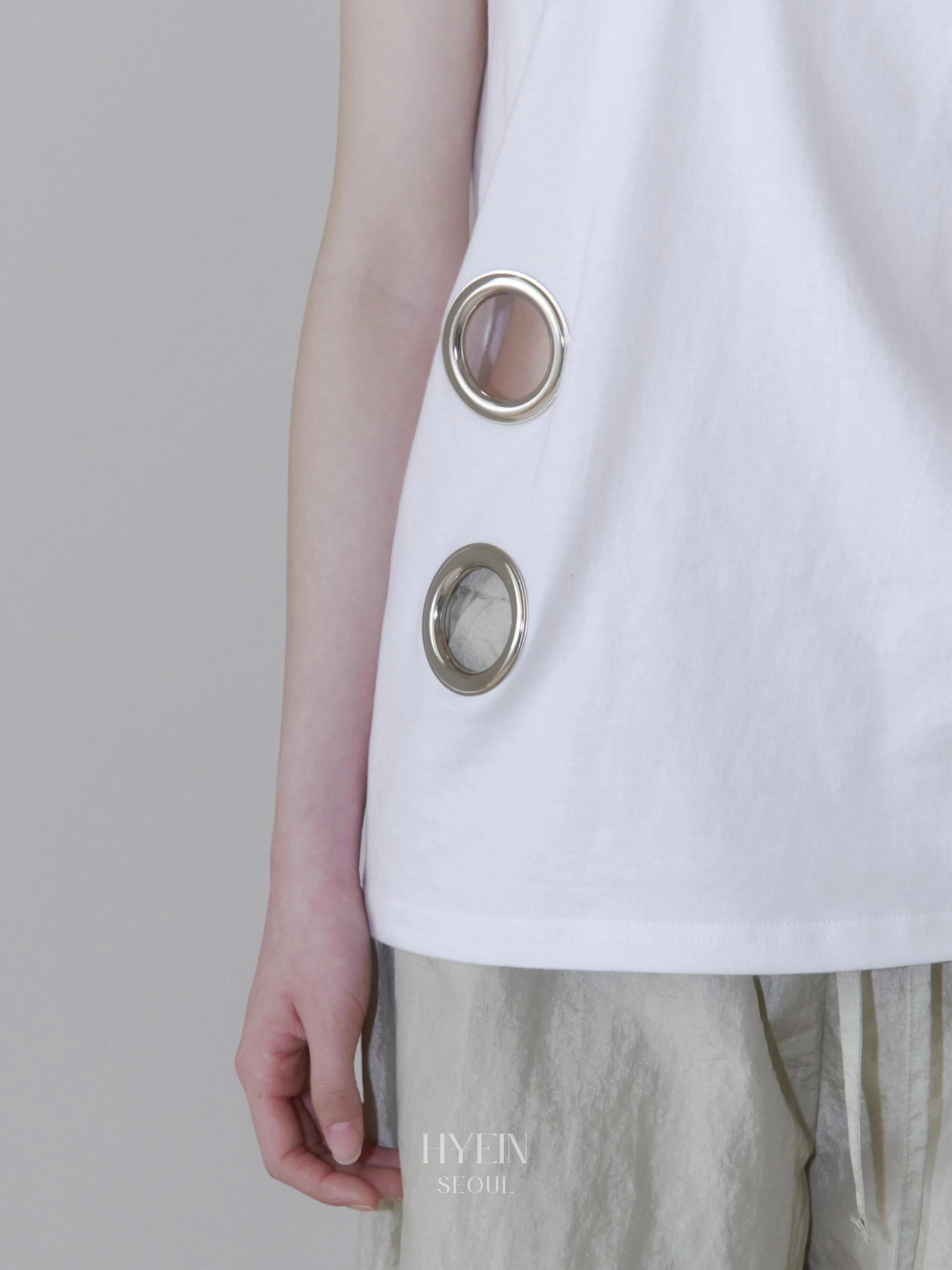 【ILLIT モカ着用】Eyelet loose sleeveless