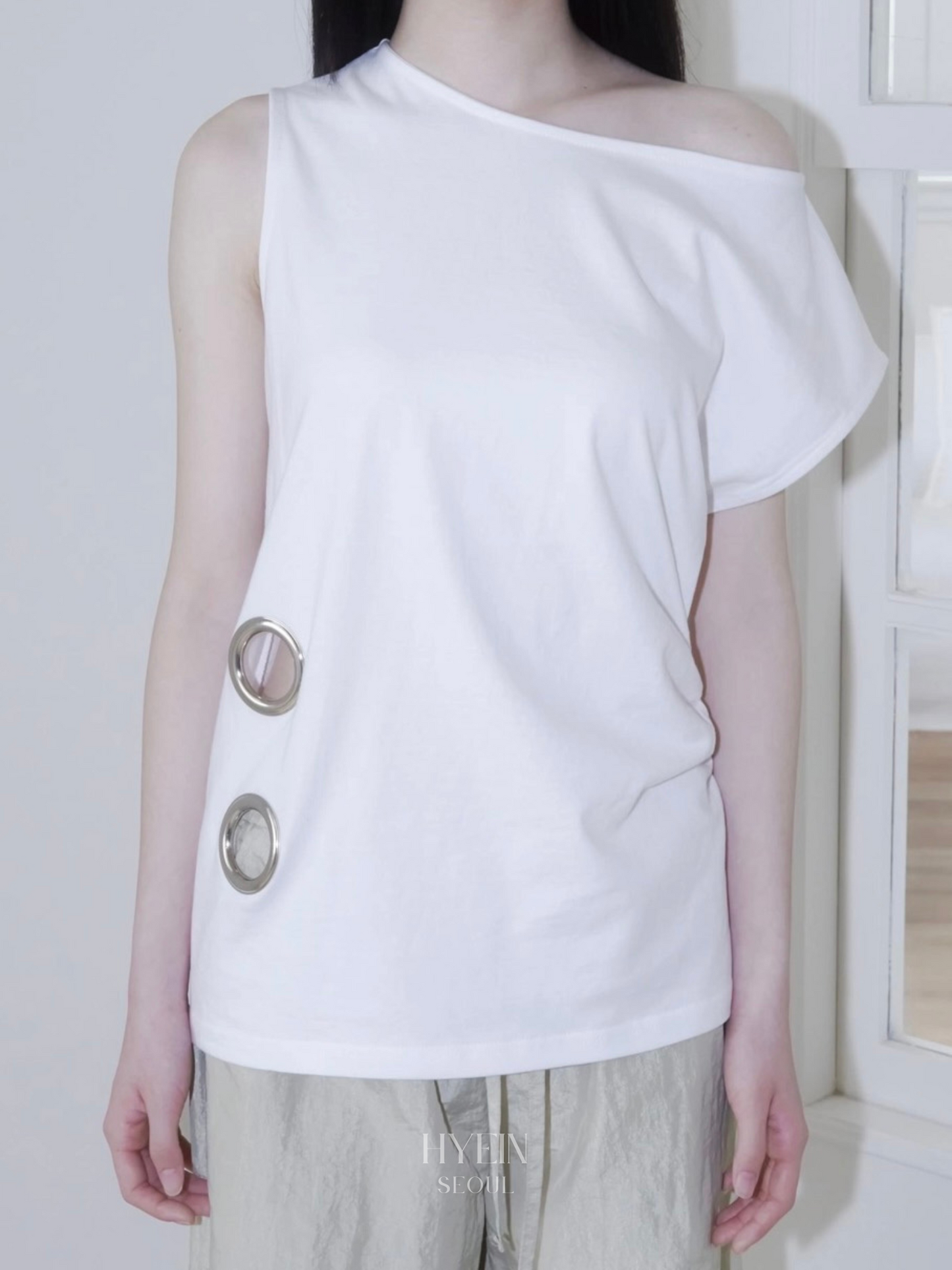 【ILLIT モカ着用】Eyelet loose sleeveless
