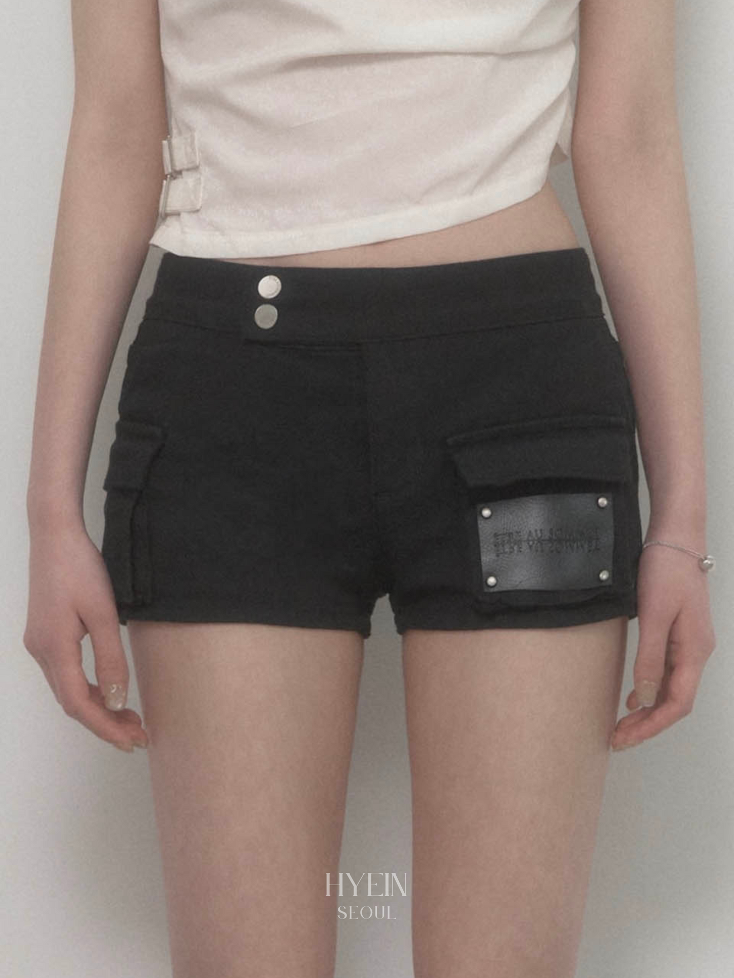 Leather patch cargo short pants / black