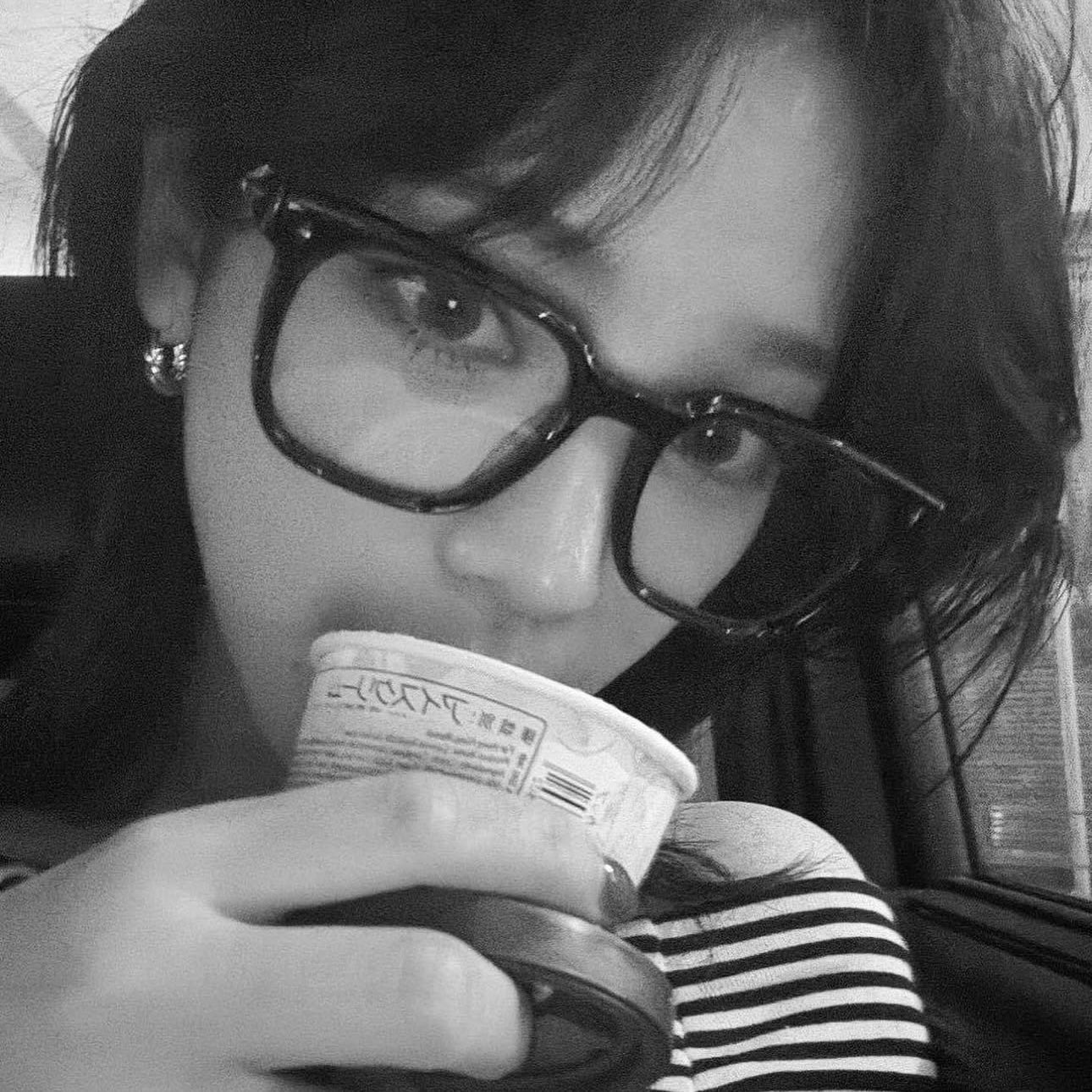 Off-shoulder stripe top【aespa カリナ着用】