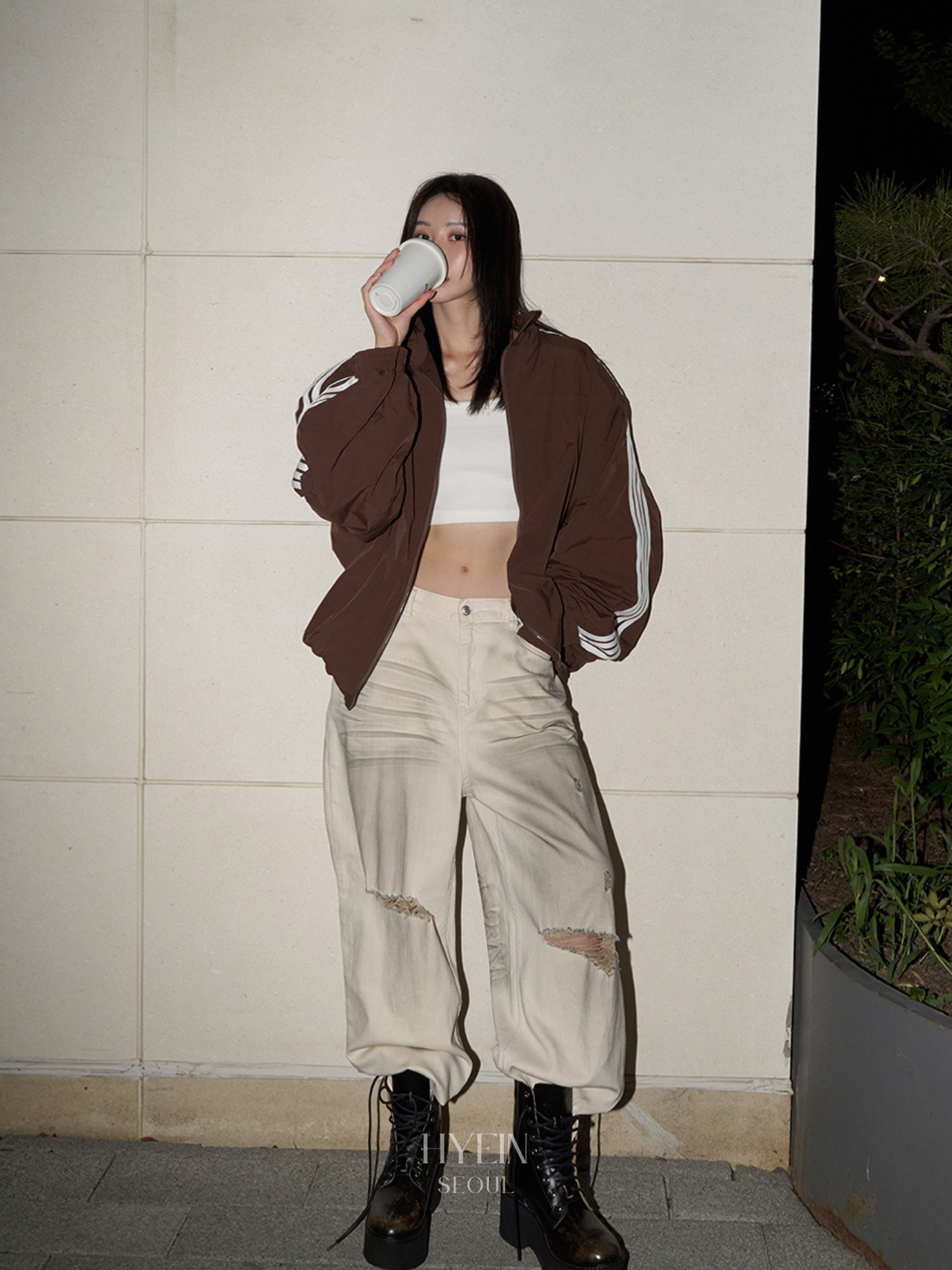 Dirty cat white jeans – hyein