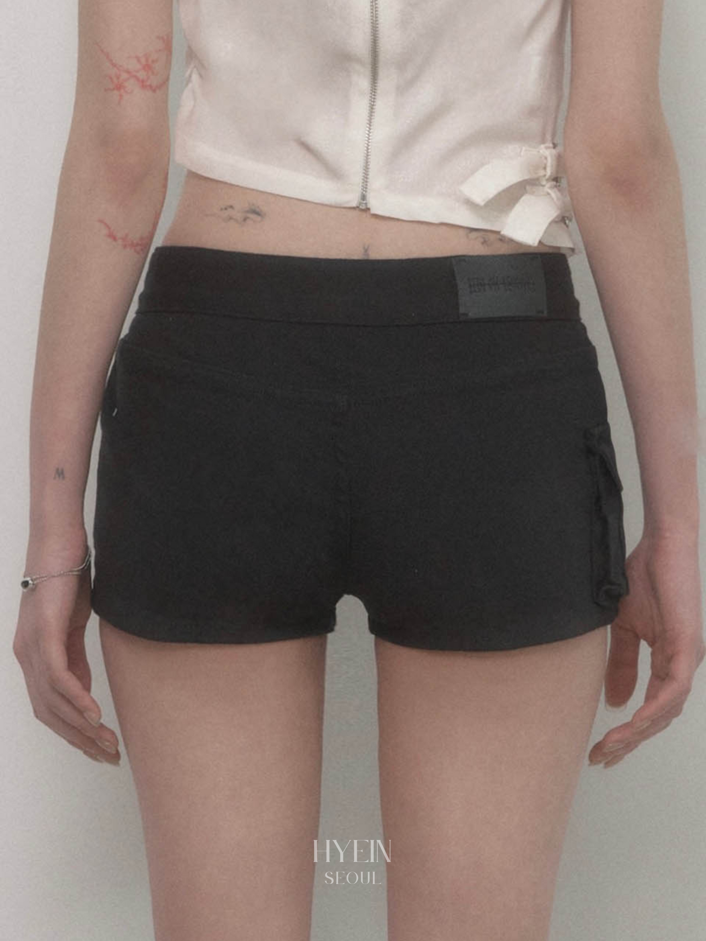 Leather patch cargo short pants / black