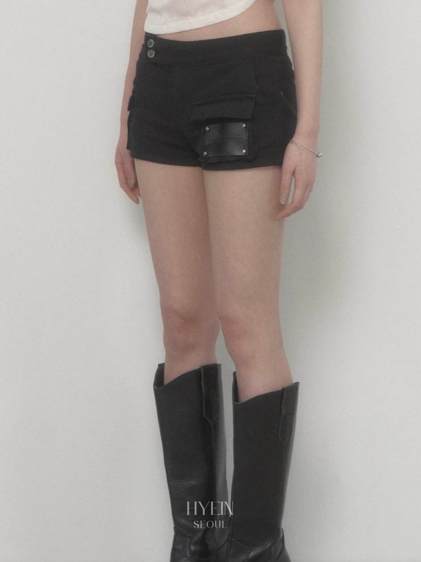 Leather patch cargo short pants / black