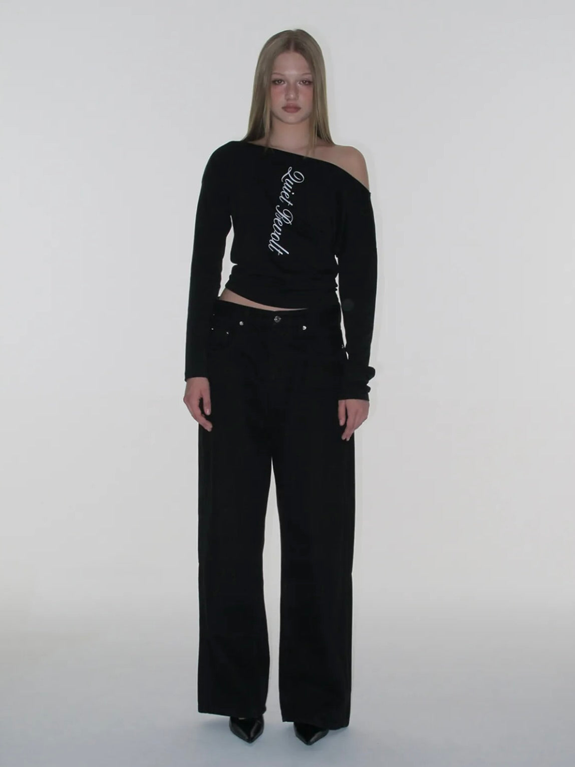Lettering off shoulder top【Hearts2Hearts(H2H) ステラ着用】
