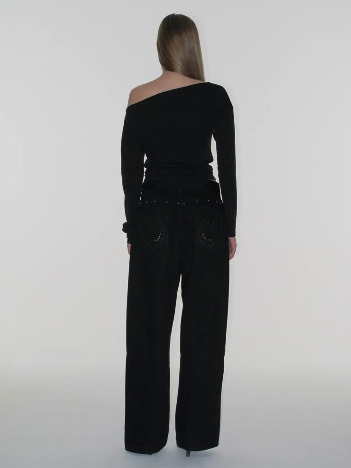 Lettering off shoulder top【Hearts2Hearts(H2H) ステラ着用】