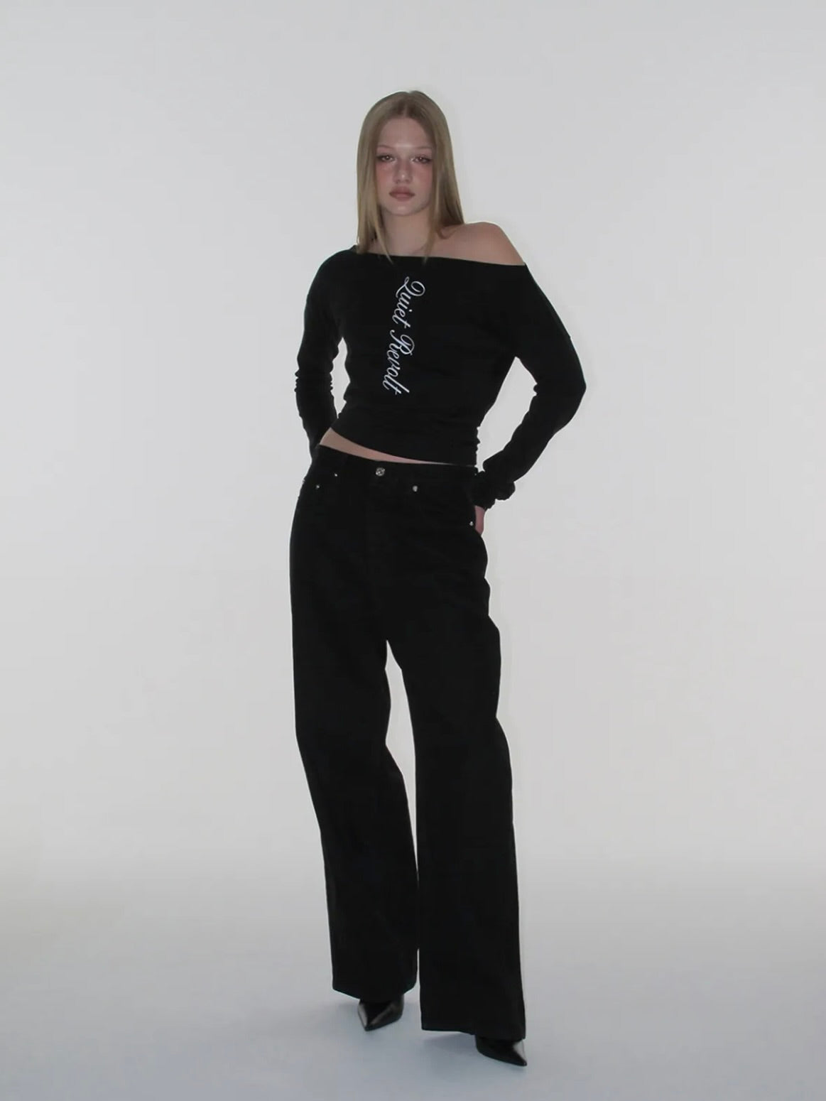 Lettering off shoulder top【Hearts2Hearts(H2H) ステラ着用】