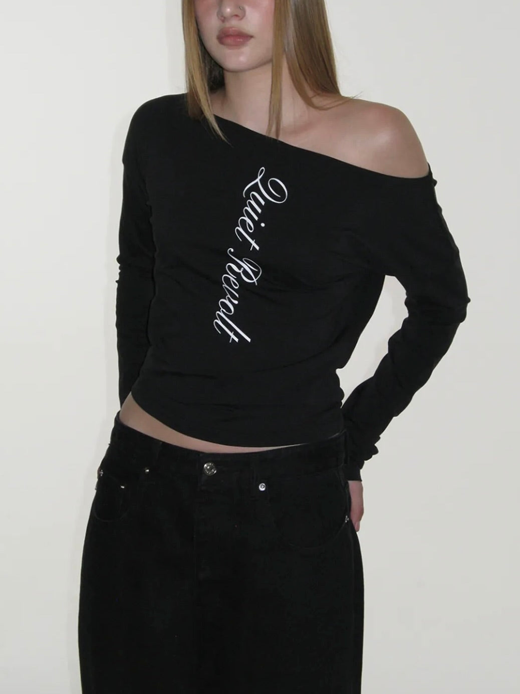 Lettering off shoulder top【Hearts2Hearts(H2H) ステラ着用】