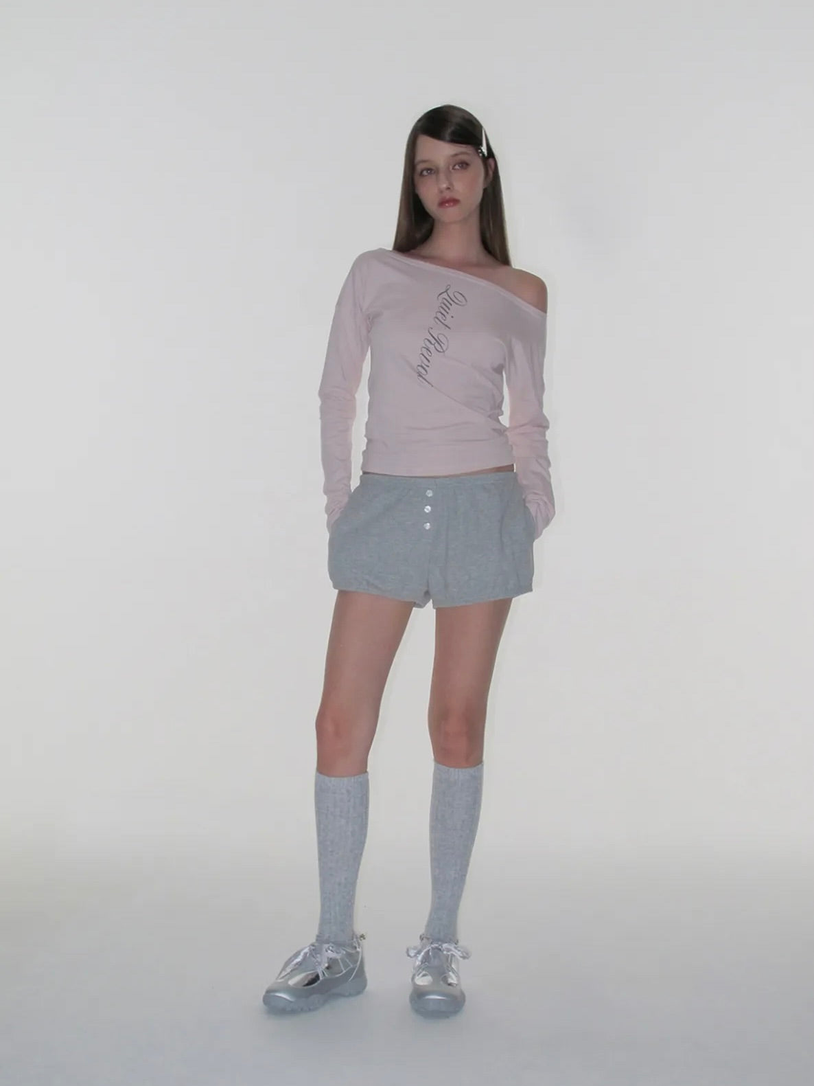 Lettering off shoulder top【Hearts2Hearts(H2H) ステラ着用】