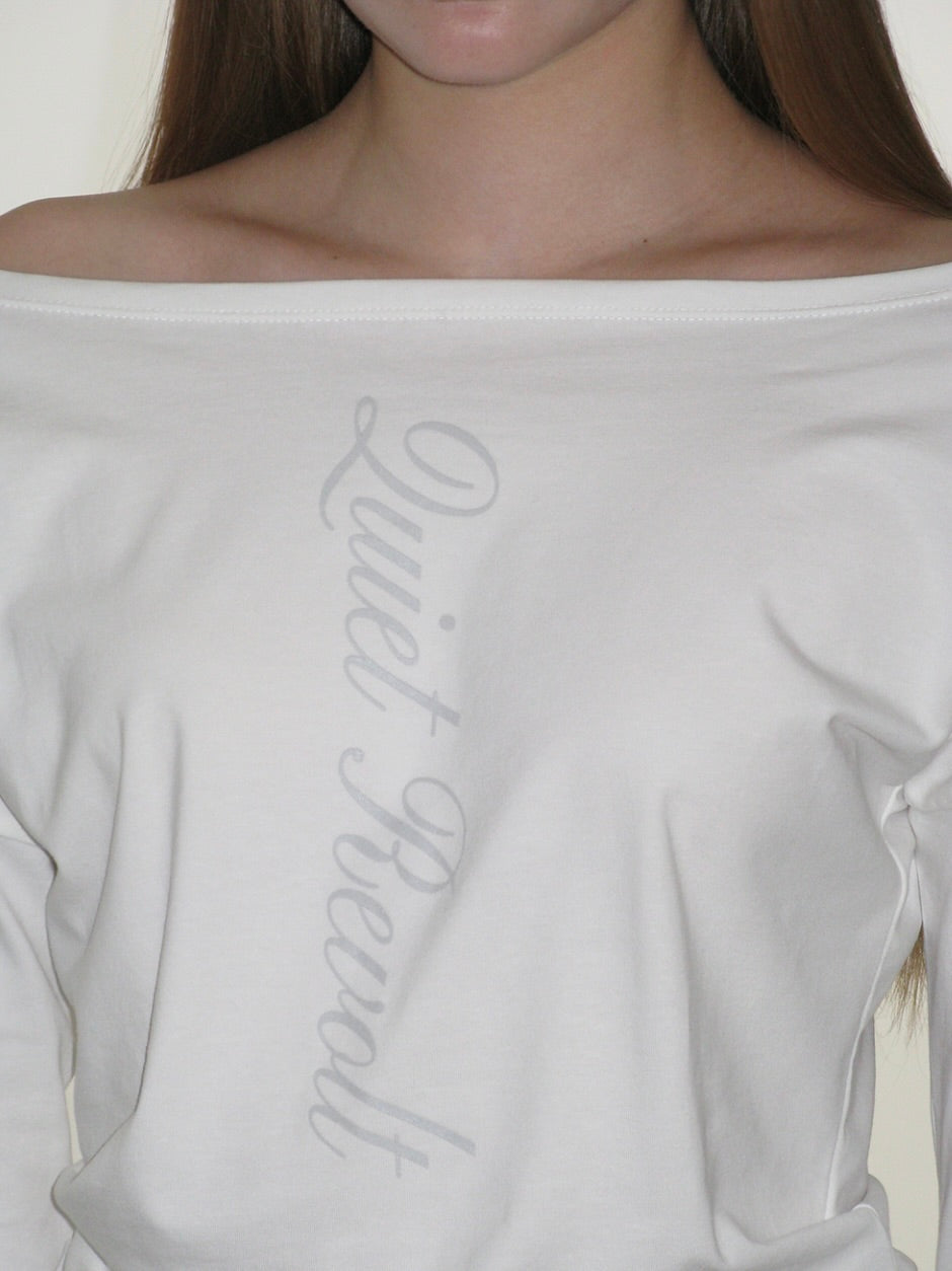 Lettering off shoulder top【Hearts2Hearts(H2H) ステラ着用】