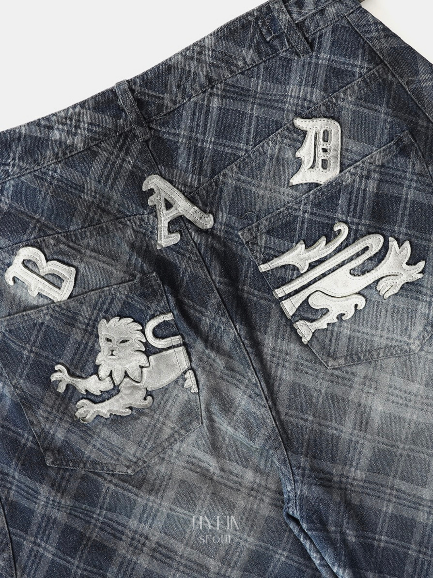 Lion patch washed barrel pants / blue denim check