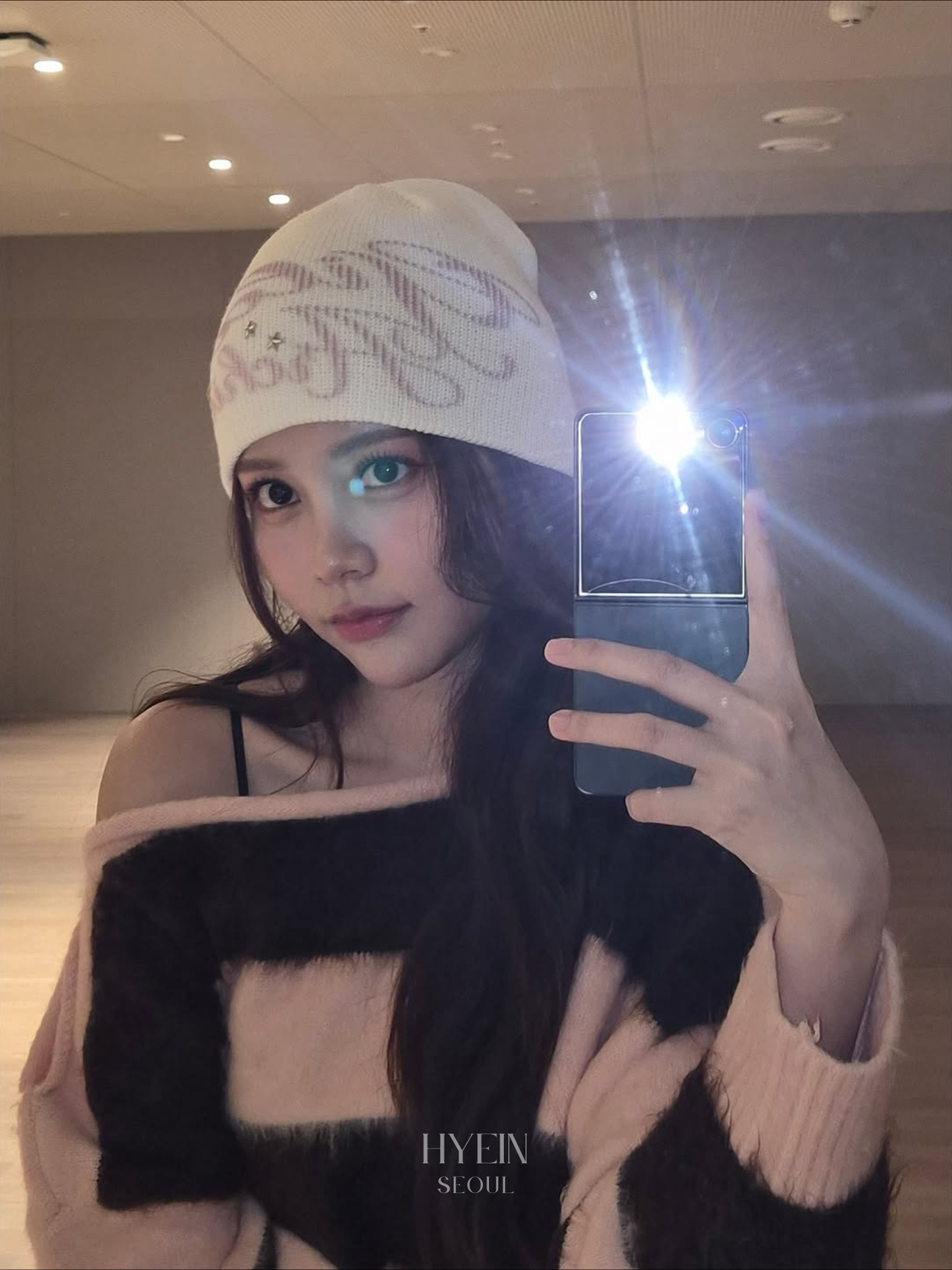 Off-shoulder mohair striped knit in pink and brown【Hearts2Hearts(H2H) カルメン着用】