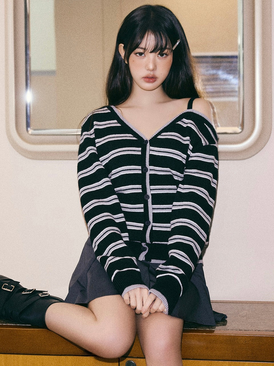 One off shoulder stripe wool blended cardigan black【IVE ウォニョン着用】