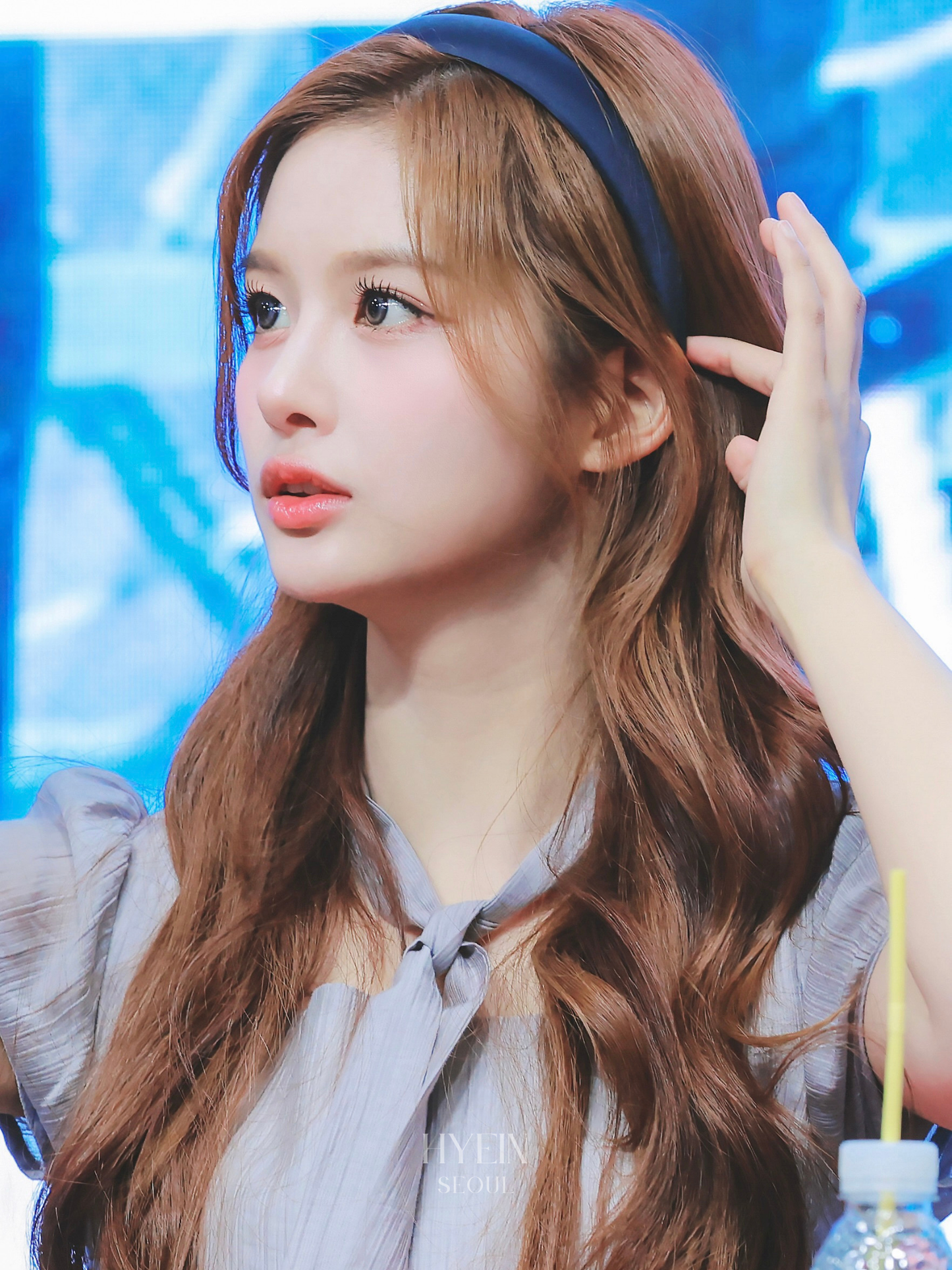 Ribbon tie square neck blouse / gray