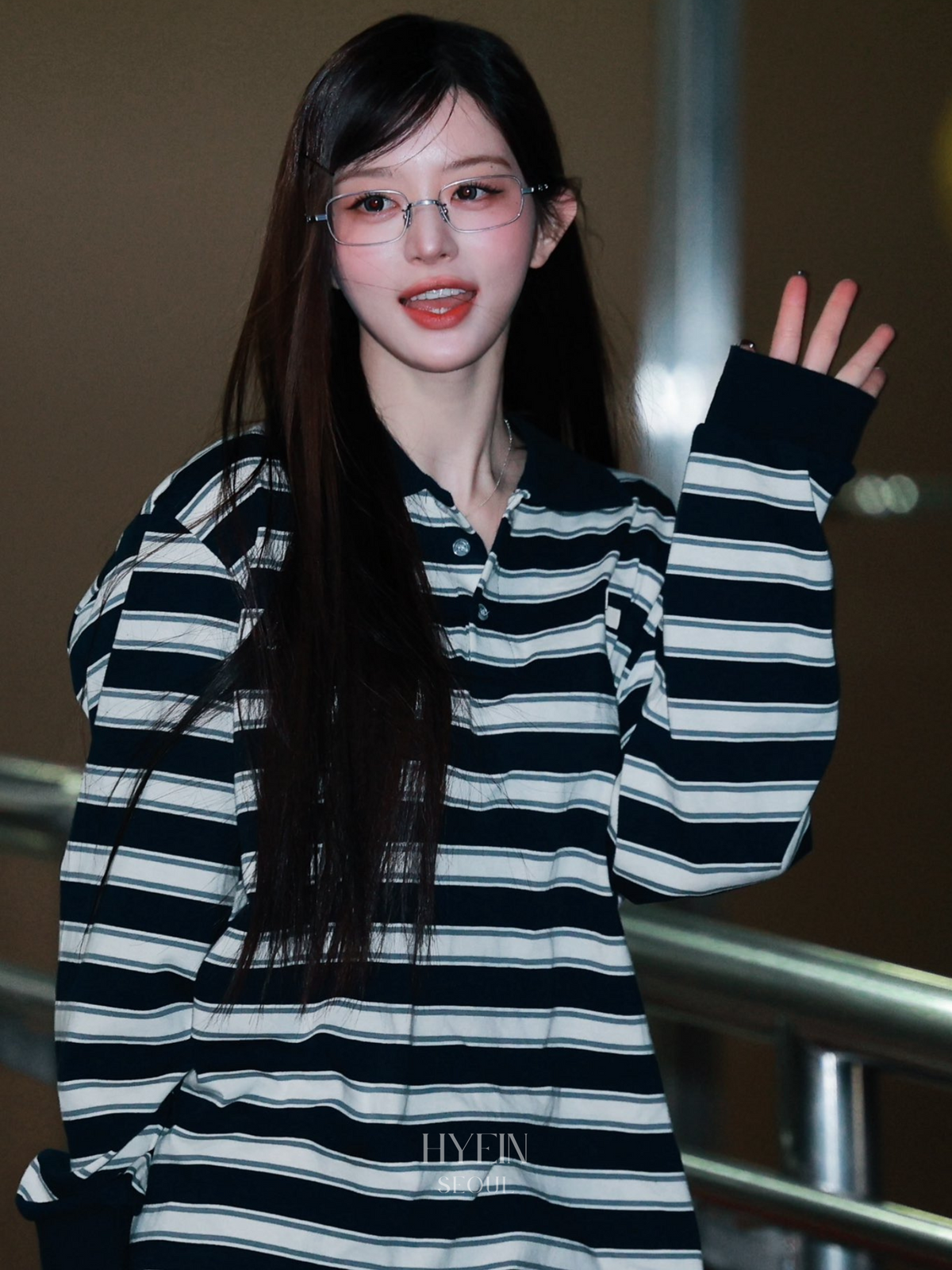 ILLIT ミンジュ着用】Striped polo t-shirt / navy – hyein ILLIT ミンジュ着用】Striped polo t-shirt / navy – hyein
