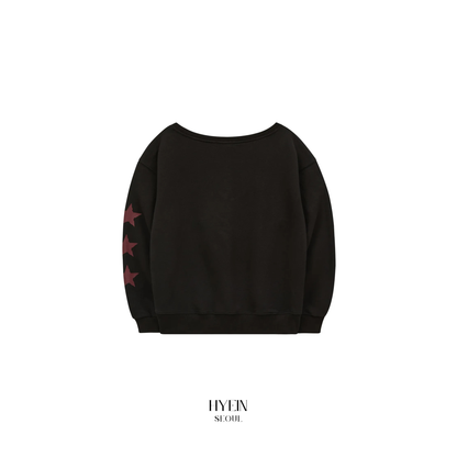 Three star lettering off shoulder sweatshirt / black【Hearts2Hearts(H2H) エイナ着用】
