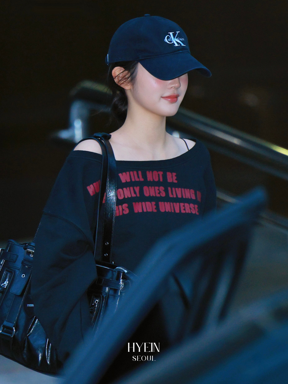 Three star lettering off shoulder sweatshirt / black【Hearts2Hearts(H2H) エイナ着用】
