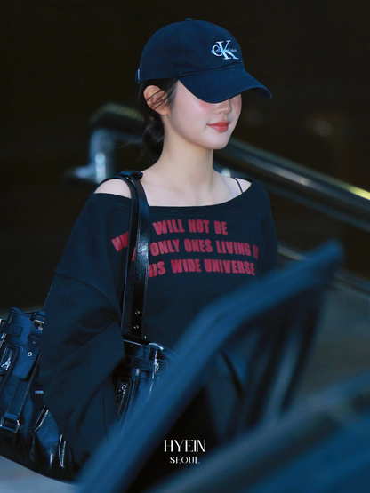 Three star lettering off shoulder sweatshirt / black【Hearts2Hearts(H2H) エイナ着用】