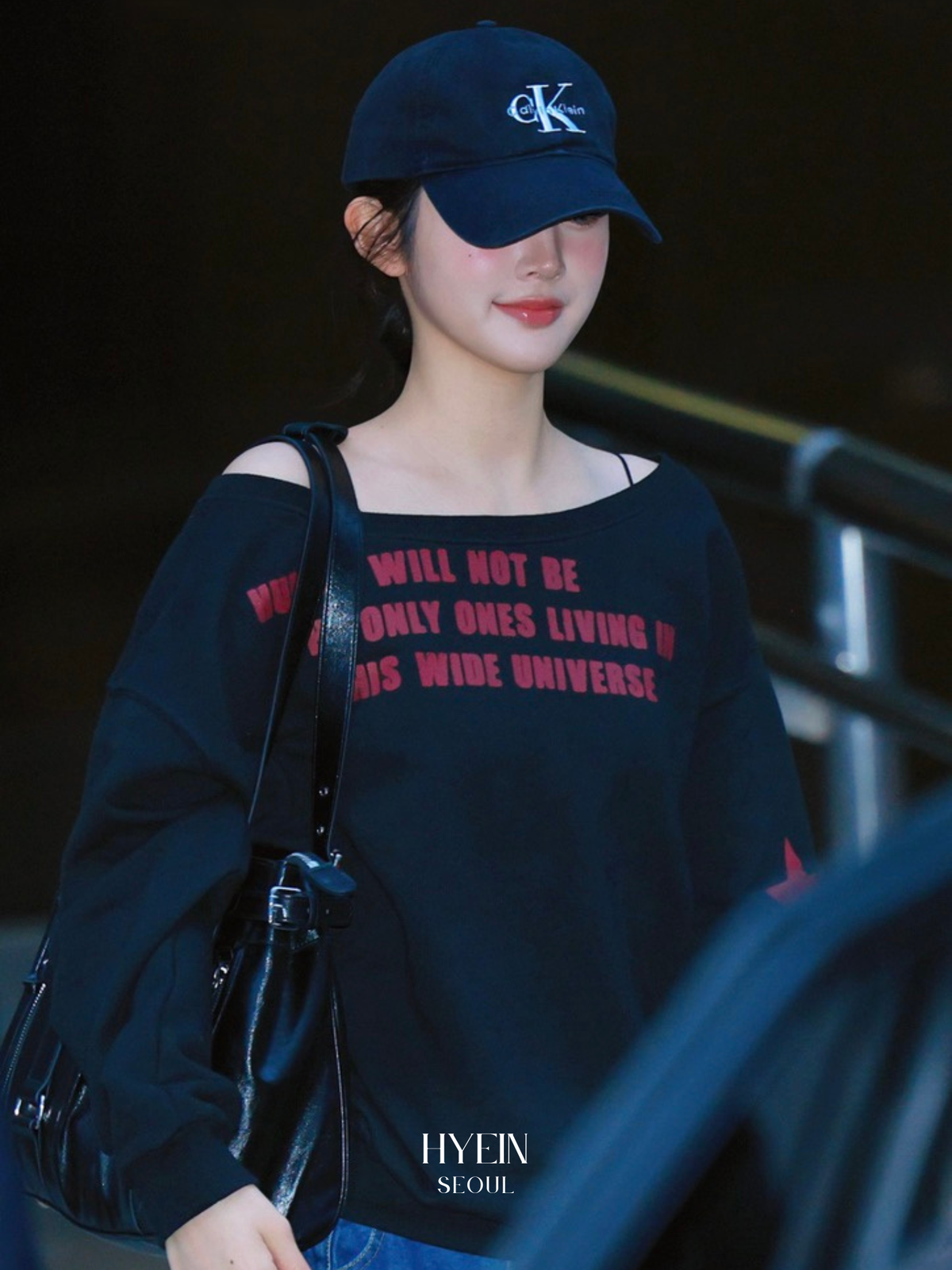 Three star lettering off shoulder sweatshirt / black【Hearts2Hearts(H2H) エイナ着用】